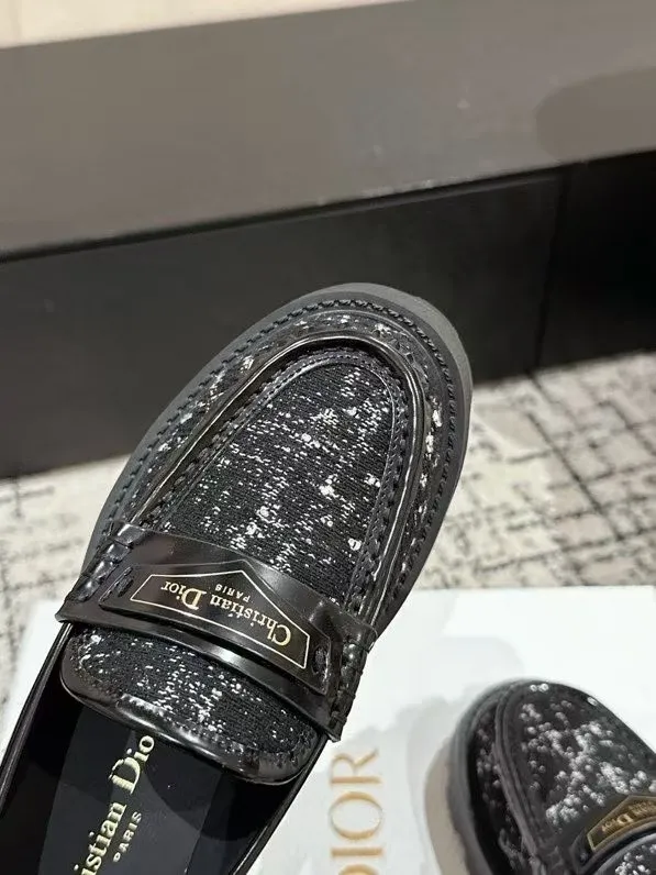 👟👟Ex-factory price 680👟👟 Dior 25/spring and summer new ultra-light loafers, new large soles and thick soles, the layout strives to create fashionable classic items, new products created at the first major show of Paris Fashion Week, the inspiration is cleverly combined with the perfect shoe shape by the D chief designer. Matched with brand buckles, it is more fashionable! Original version, perfect and exquisite workmanship!  ✔️Upper: imported open-edge beaded cowhide ✔️Inner lining: water-dyed cowhide ✔️Sole: IP foam outsole ✔️Size: #35-41 (40 41 customized items are not returnable)